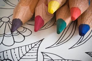 Terapia para colorir é benéfica para adolescentes que sofrem de depressão